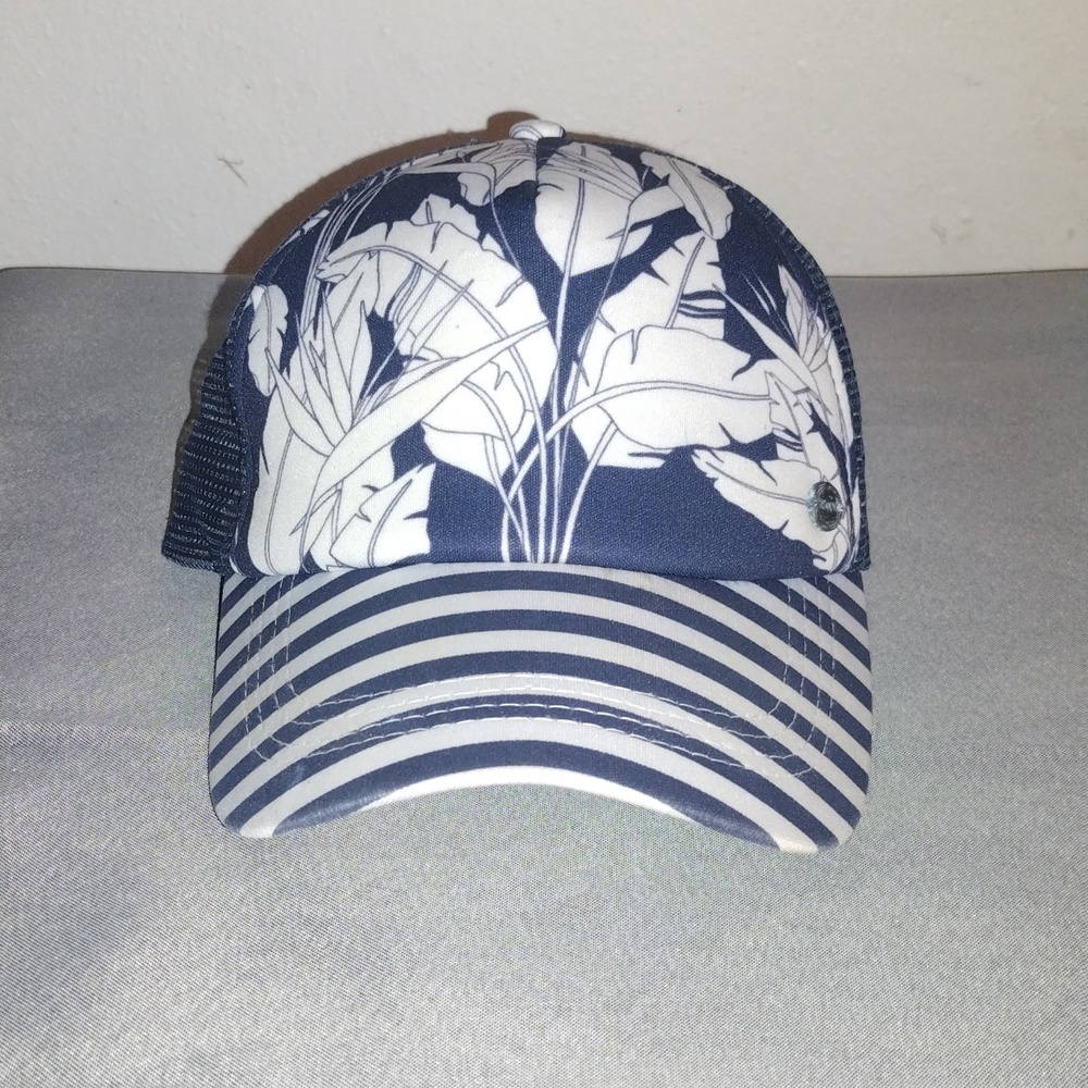 Roxy blue and white leaf design hat, snapback